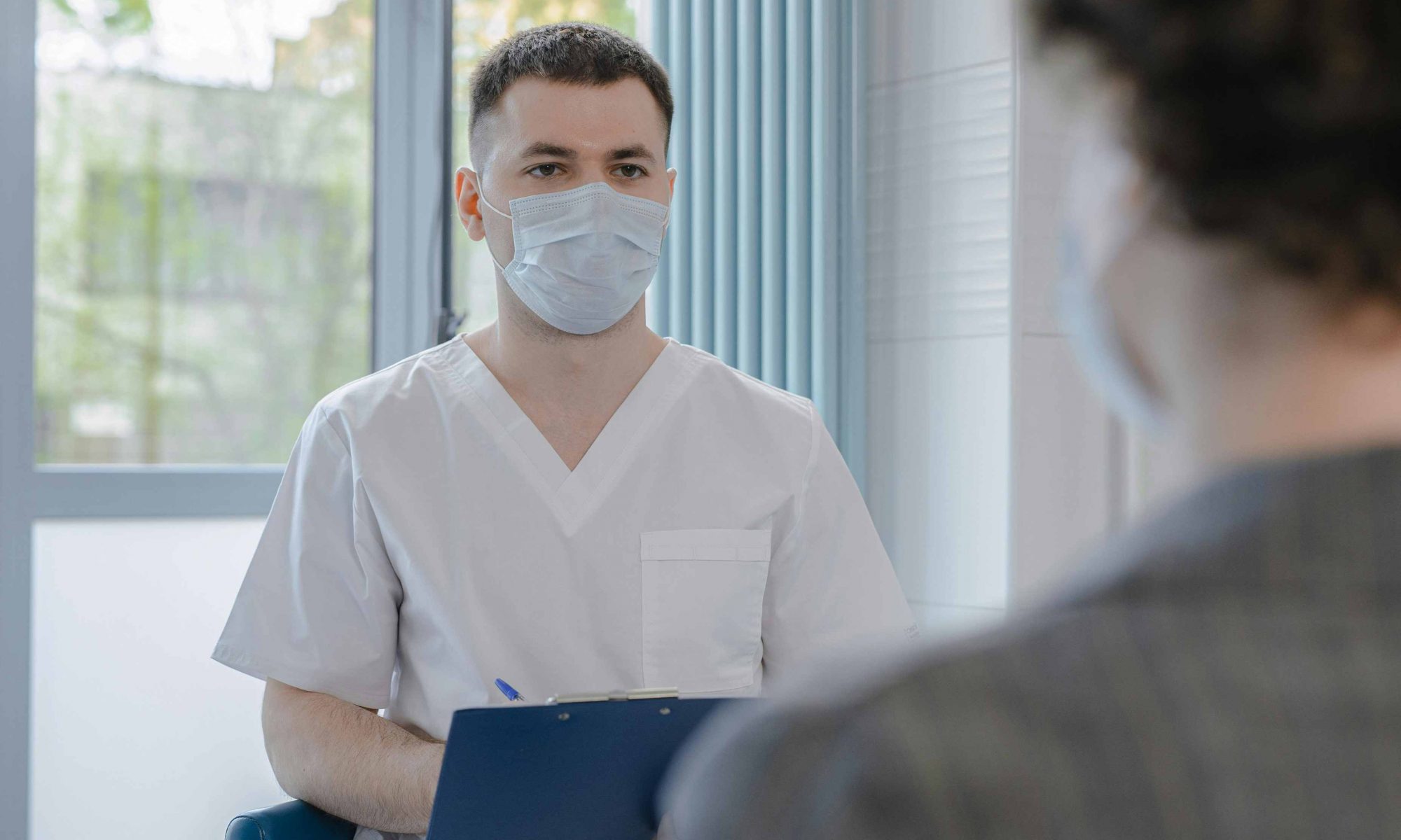 Médico y paciente hablando sobre medicina prepaga