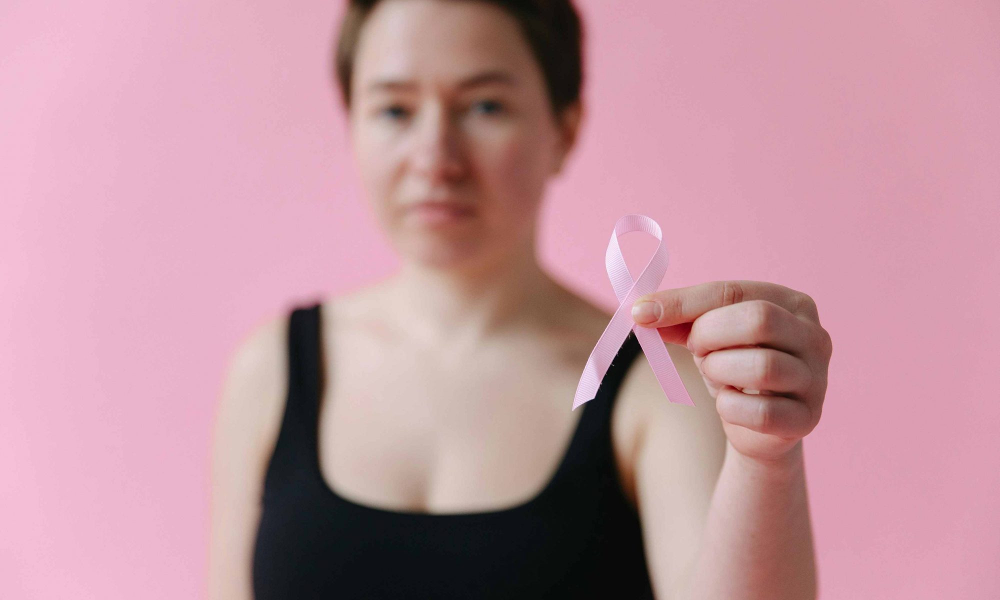 Persona con lazo rosado sobre cáncer de mama