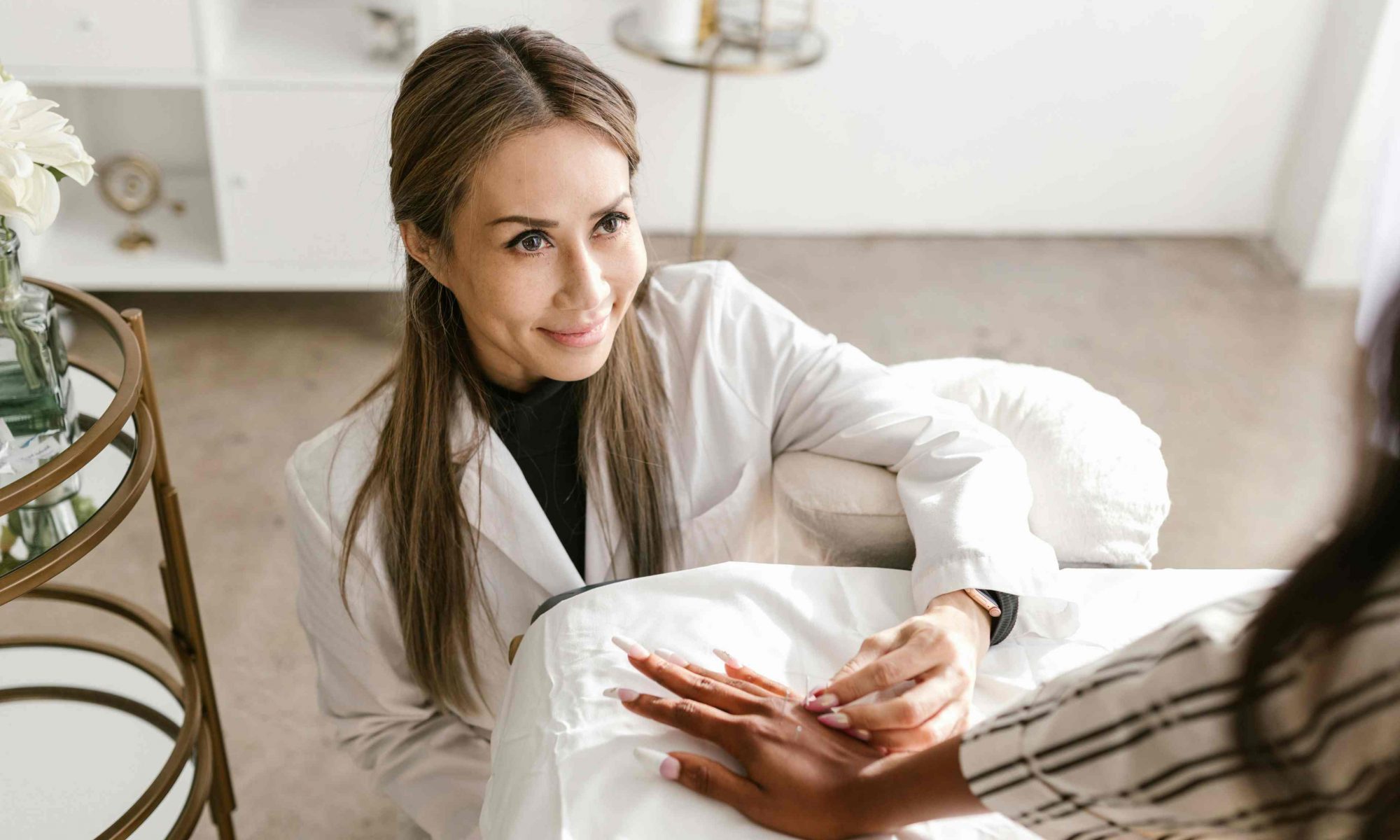Especialista y paciente en terapia alternativa