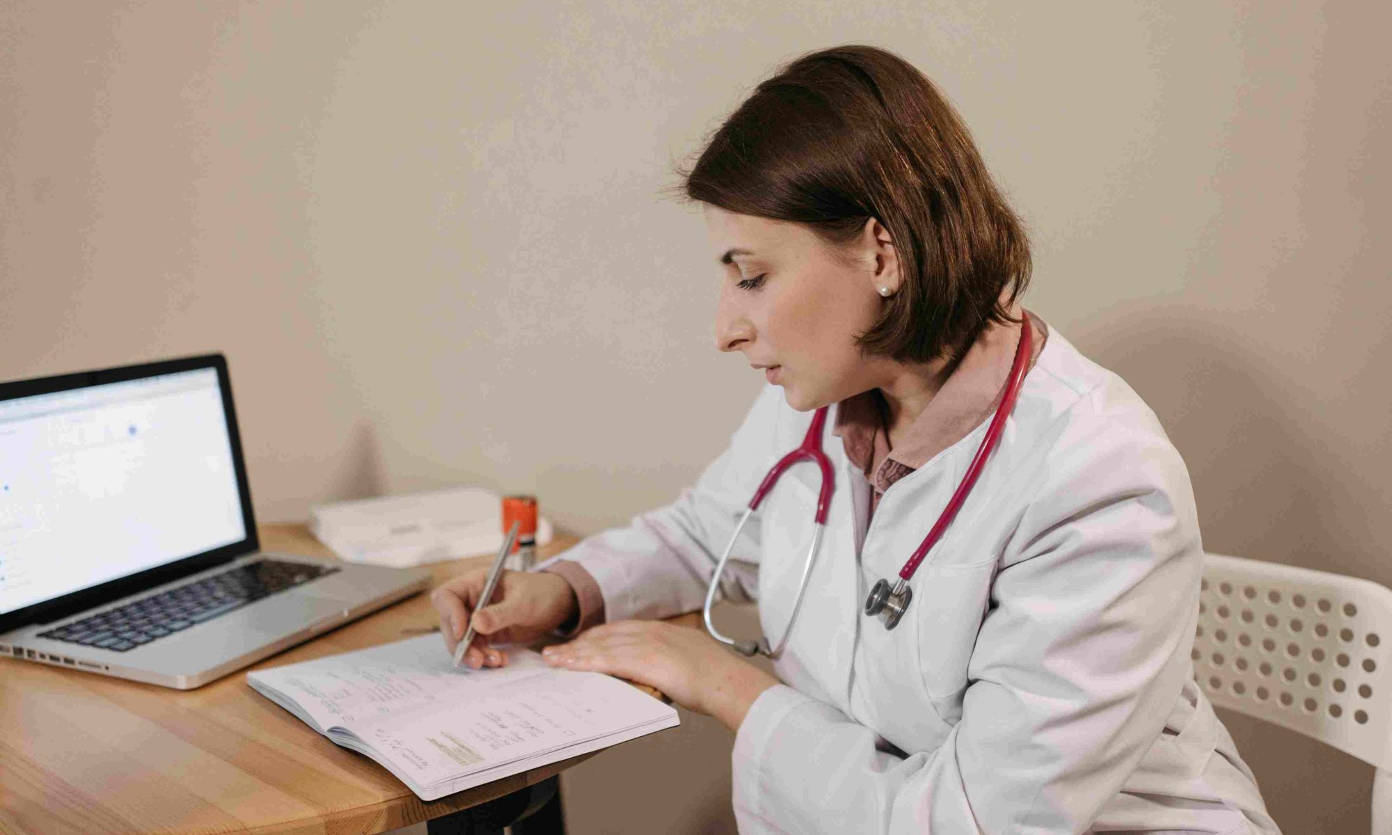 Doctora leyendo sobre la atención médica a extranjeros