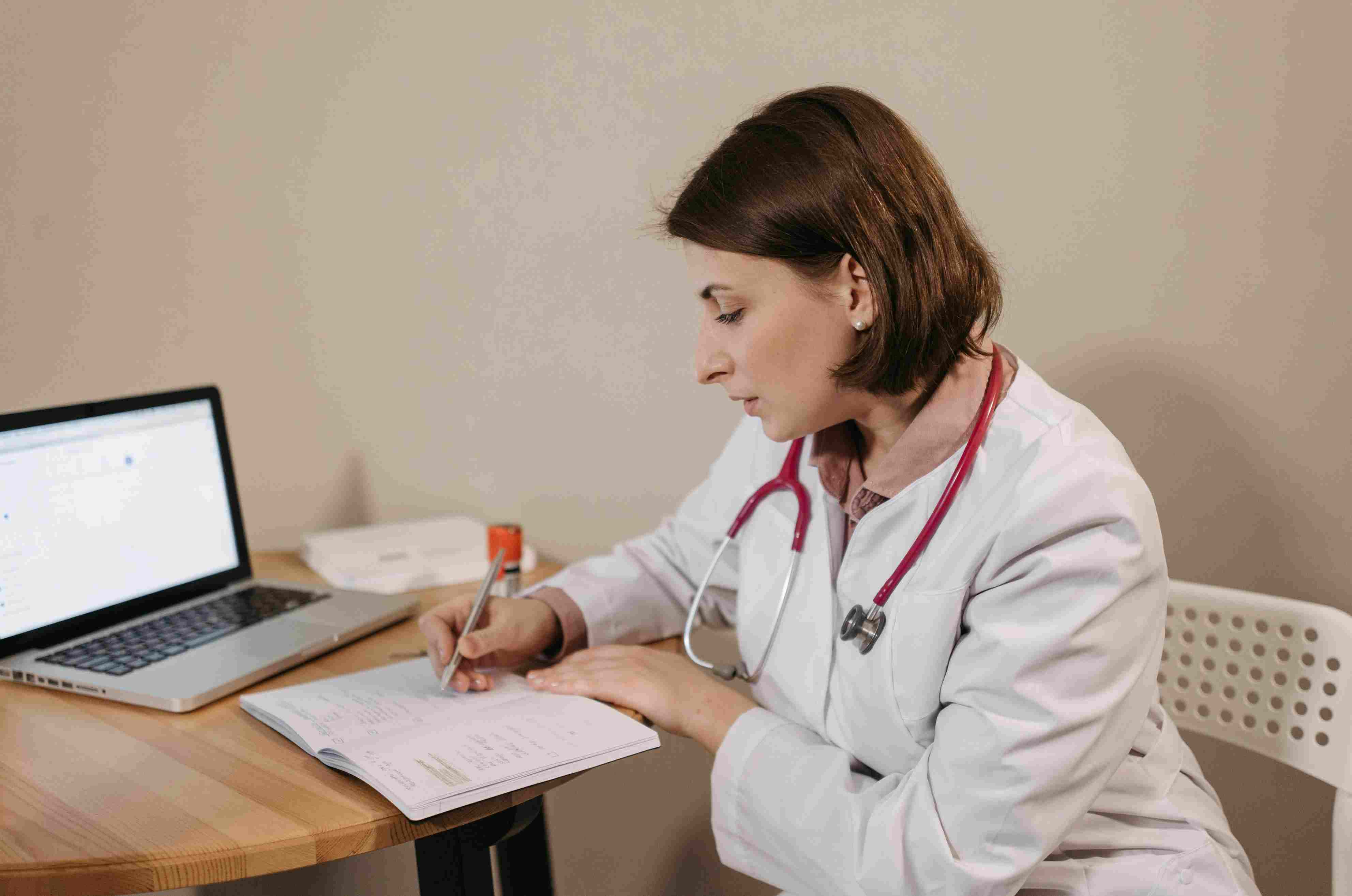 Atención Médica a Extranjeros en Argentina: ¿Qué Cubren las Obras Sociales Hoy?